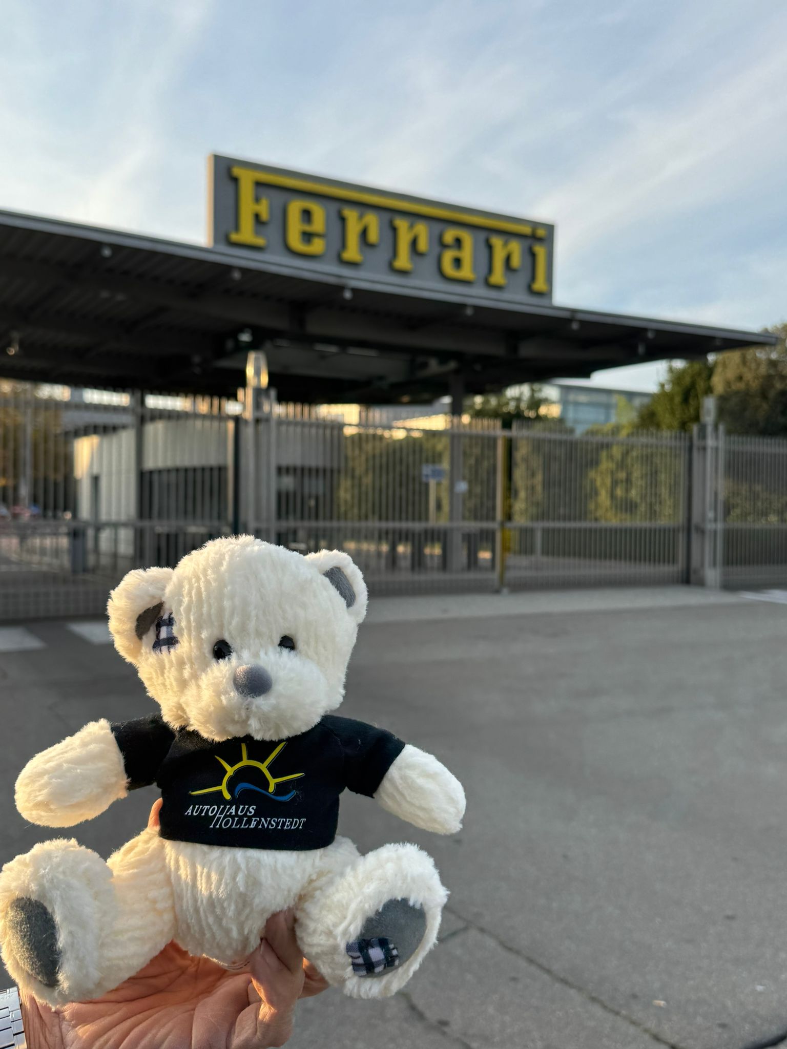 Maranello: Parkplatz am Ferrari Werk – Sonntag ruhig, Montag voller Betrieb